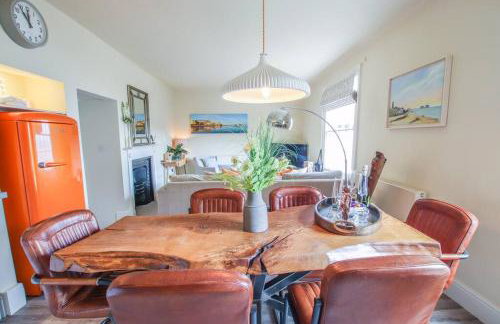 Stunning Cromer beach house with sea views - Photo 27