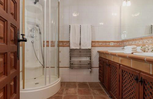 Charming Andalusian-Style Beach Villa - Foto 22