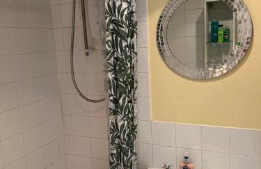 1 bedroom budget homely apartment, with free private parking and long term deals available - Foto 25