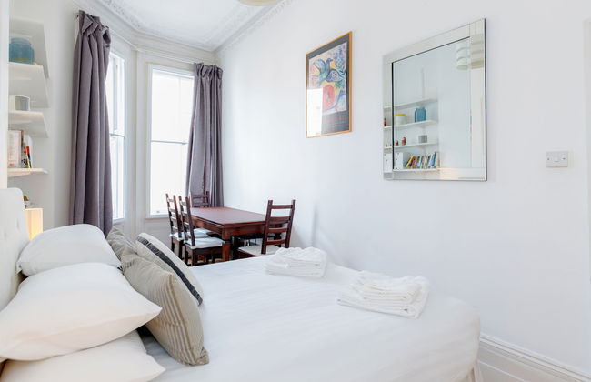 Philbeach Balcony- 2bed flat in Earls Ct - Photo 4