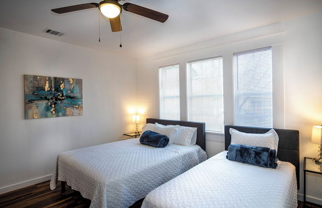 Downtown View Cozy 2br/1ba Home Sleeps 8 - Photo 2