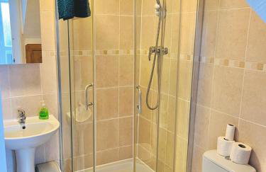 Lovely 4-bed home sleeps 8 Nr Bolton Stadium & M61 - Photo 26