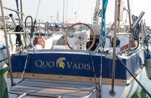 Quo Vadis Yacht in Bisceglie Harbor - Foto 1