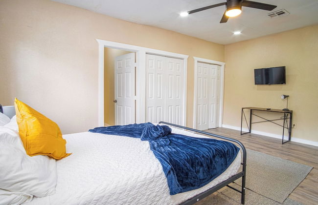 Modern Living 3br/2ba Close to Amazing Downtown - Photo 3