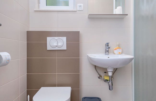 Newly Furnished apt w. Patio,parking & Fireplace - Photo 12