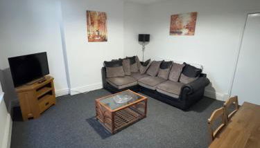 No 3 at MANNERING, LARGE 1 BED NEAR SEFTON PARK AND LARK LANE - Foto 2