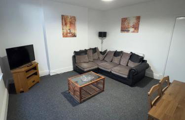 No 3 at MANNERING, LARGE 1 BED NEAR SEFTON PARK AND LARK LANE - Foto 2