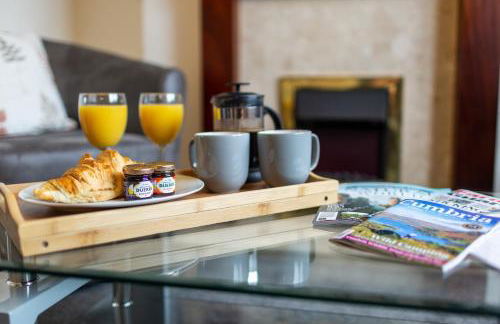 Adrian House, near Hospital, easy parking + garden - Foto 28