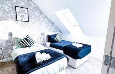 City Centre 3 Bedroom House Sleep upto 9 Guests with Garden and Parking - Foto 42