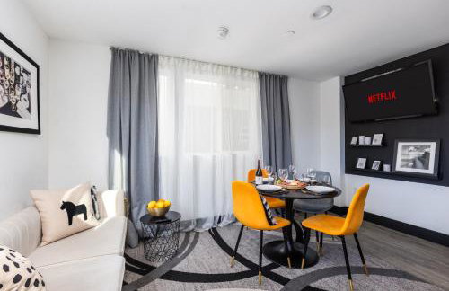 Spacious Luxury Villas in the heart of LA! Free parking and Jacuzzi - Photo 58