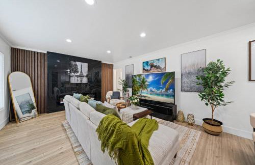 Entire Private Home with 4 Bedrooms 2 Bathrooms, Hot Tub, King Bed, 80 TV, Gated Yard, Ranch Style, Available Now - Foto 22