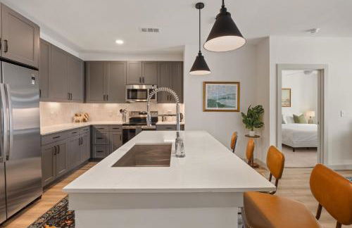 Polished Contemporary 2BR 2BA Private Balcony - Foto 6