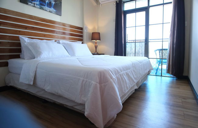 King Bed 2BR European Style City Center in Davao City Philippines - Foto 1