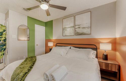 Serene King Suite Getaway - Sleeps 4 - Pool, Pkg - Foto 10