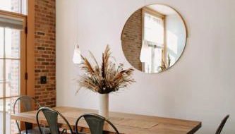 Stylish Main St Loft with Balconies and Garage - Foto 3