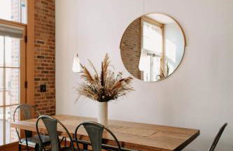 Stylish Main St Loft with Balconies and Garage - Foto 3