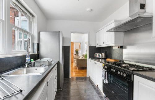 The Central-Contractor Accommodation-Free Parking - Extended Stays - Photo 17