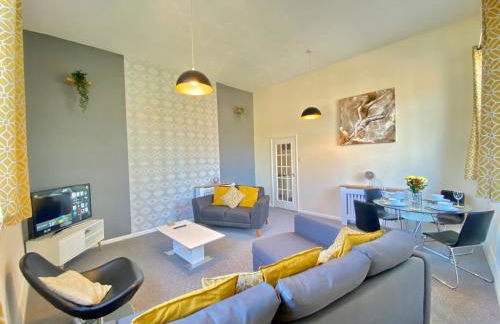 4 Single beds or 2 Doubles - FREE PARKING SPACES - SMART TV's - City Centre Spacious flat - Photo 1