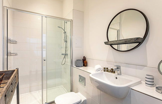 Contemporary Victorian Studio - Photo 17