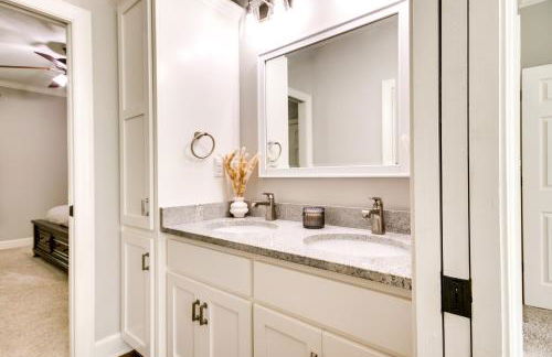 Stylish Hephzibah Home with Fire Pit and Theater Room! - Foto 16