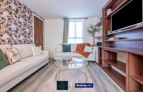 Luxury Retreat For 10 Short Lets & Serviced Accommodation Manchester with Hot Tub and Spacious Garden - Foto 15