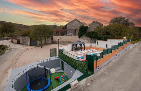 Amazing Home In Mijaca - Photo 2