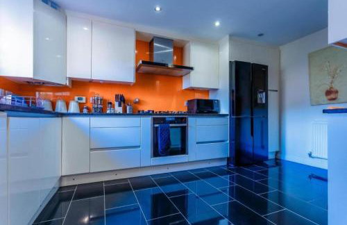 10 Guests - 5 Bedrooms - Free Parking - Lux House - Foto 10