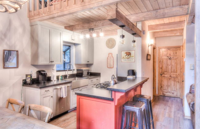 Relax at Rustic Tahoe Charm Minutes to Lake - Foto 6