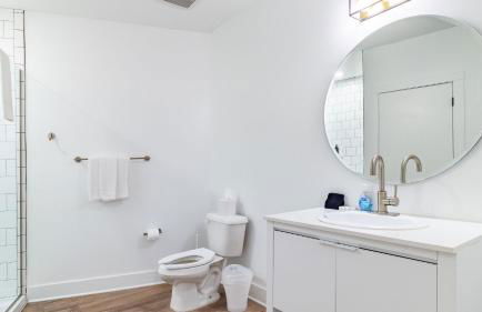 Dual Bachelor Pads w/ Rooftop Lounge & Games Sleeps 26 5 Min to Broadway - Foto 63