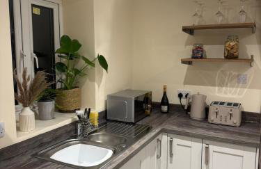 New 2-bed 2-bath detached flat with garden - Photo 19