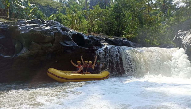 Travessia pelas águas do rio Jangkok