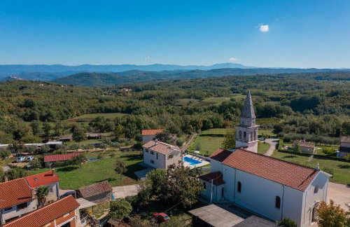 Villa atop the village with stunning view - Foto 11