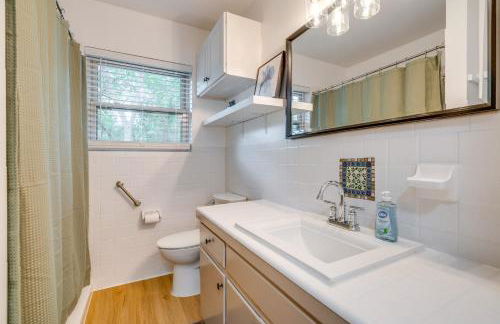 1 Mi to Campus! Creekside Austin Home with Game Room - Foto 12