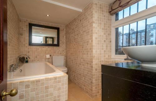 Georgian Elegance with Patio Garden West End - Pass the Keys - Foto 27