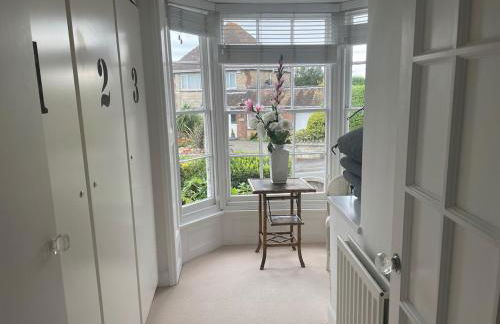 Elm Lodge charming with stunning coastal views! - Photo 2