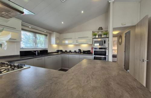 The Blue Lagoon 2 bedroom lodge with hot tub - Foto 10