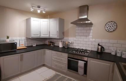 Cosy 3 bedroom residential house, private garden, 30 minutes from Alton Towers, 5 minute walk to Trentham Gardens. - Foto 6