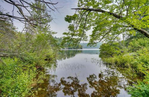 Lakefront Otis Home with Stunning Views and Boats! - Foto 44
