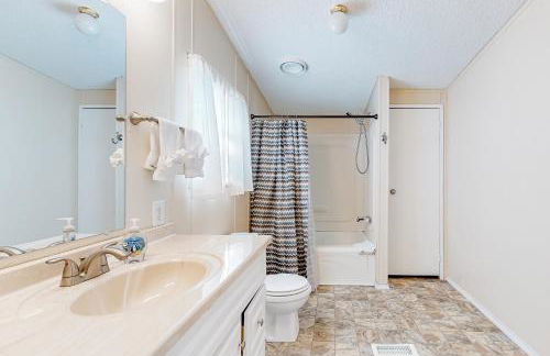 Riverfront Stay Sleeps 6 Deck Firepit Water View - Foto 15