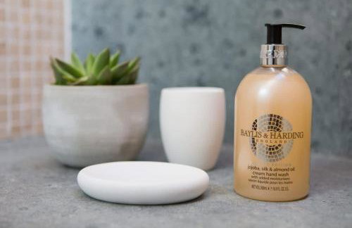 Stunning Old Carthouse with seaview - Photo 17