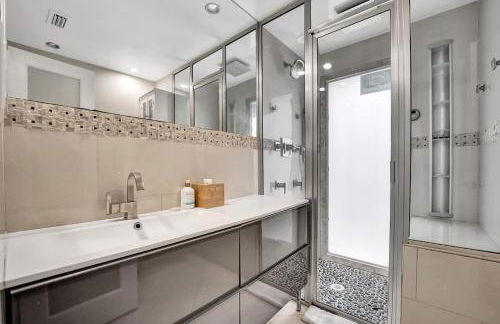 Beach Isles Modern 1BR Waterfront Apartment with Patio - Foto 40