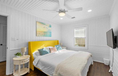 Chic Modern House Close to Beaches & Downtown - Photo 20