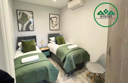 Aisiki Stays Apartments at Enfield, Airconditioned & Pet Friendly, Ground Floor, 3-Bedroom & 2-Bathroom Flat, King or Twin Beds with Garden, Free Wi-Fi and Parking Space - Foto 1