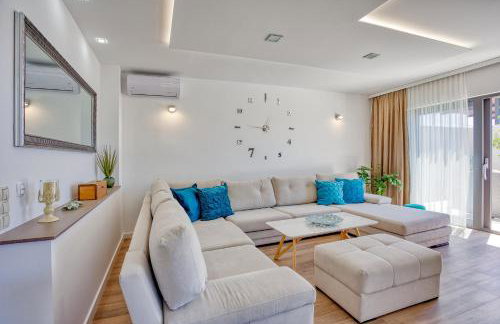 LUXURY VILLA PARADISE 120m from sandy beach, heated pool, billiard, max 12 pax - Foto 12