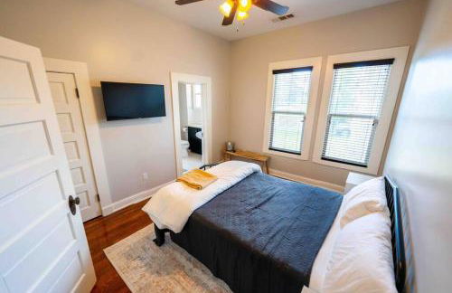 Downtown 3 bed newly renovated with amenities. - Photo 11