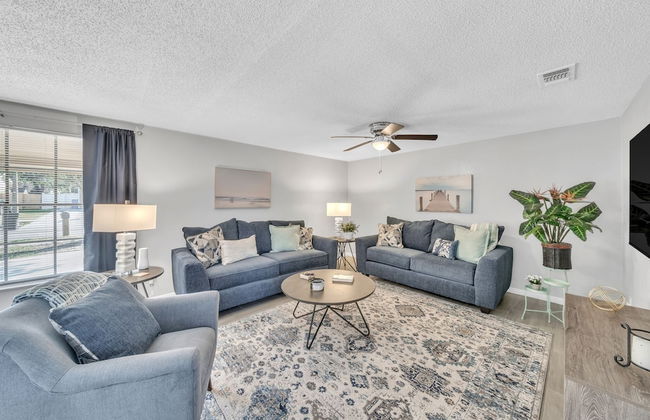 Serenity Retreat: Charming Home Near Attractions! 3 Bedroom Home by RedAwning - Foto 16