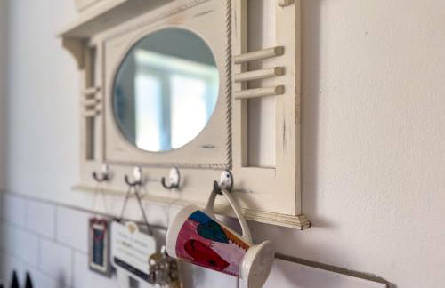 The Sashes - Stylish Apartment - FREE Parking - Ultrafast WIFI - Smart TV - Netflix - sleeps up to 6! Close to Poole Town Center & Sandbanks & Bournemouth - Foto 47