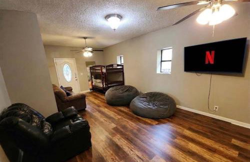 Large Hillside Retreat with Pool and Hot Tub - Foto 75