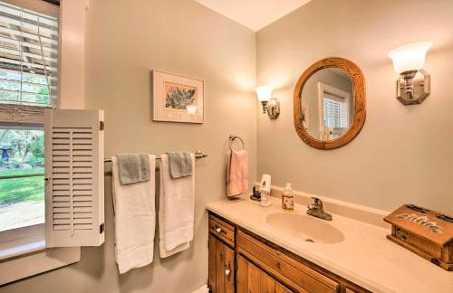 Amish Country Apartment with Cozy Fireplace! - Foto 17