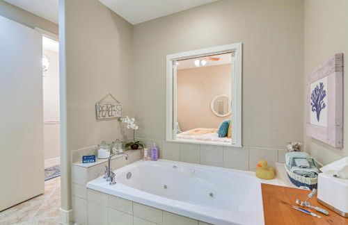 Steps to Sea and Sand! Gulf-View Galveston Getaway - Foto 17